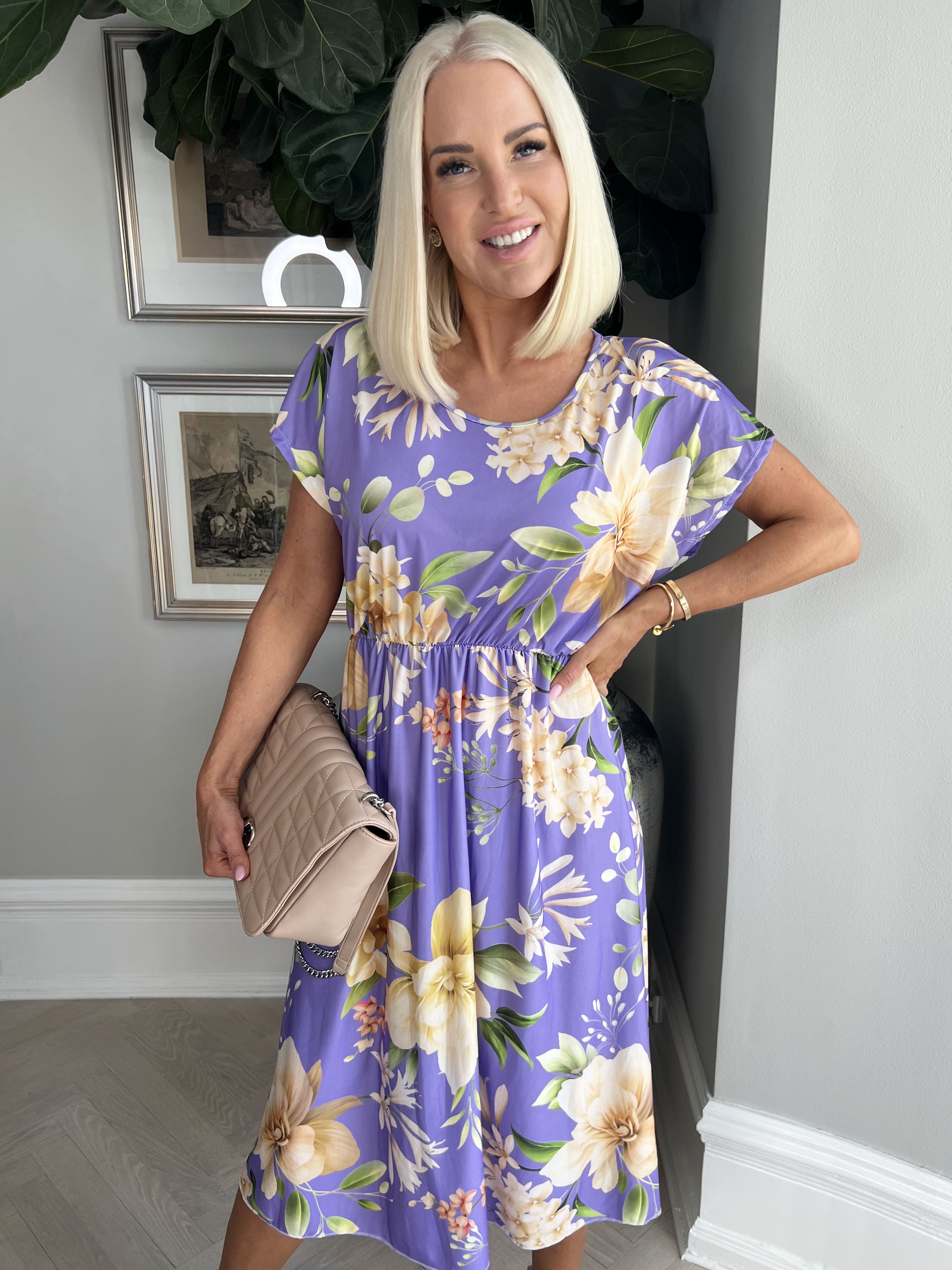 Aija - Sød blomstret kjole med elastik i taljen